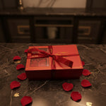 Coffret AMERA ouvert - Assortiment de chocolats artisanaux marocains pralinés et ganaches dans un écrin de luxe